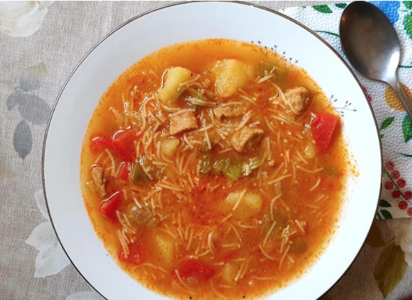 Ensalada de pimientos asados atún y huevo con guisado de magra de cerdo con fideos